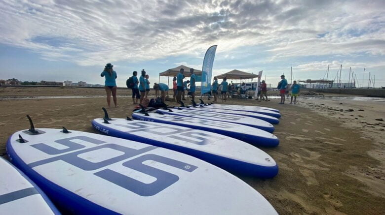 Tablas de Paddle Surf y los voluntarios de SUPerando preparados para iniciar la jornada 2023 de #OnadesInclusives