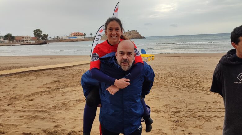 Eme Cabaneyes con Víctor Alias, presidente de SUPerando en la Copa de España de Surf Adaptado 2023