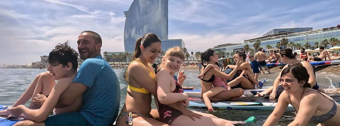 Niños disfrutando de una jornada acuática en la playa de La Barceloneta