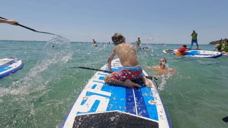 Participantes disfrutando del paddle surf adaptado en Calonge i Sant Antoni