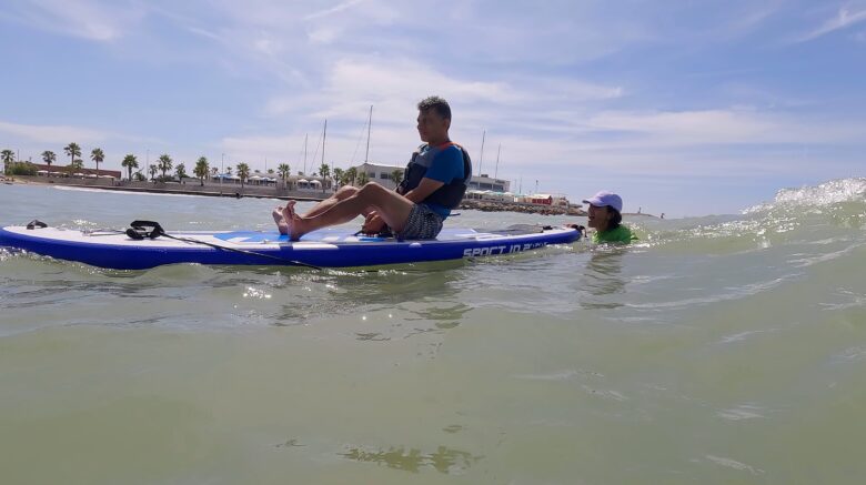Personas adultas con discapacidad intelectual disfrutando del mar con SUPerando