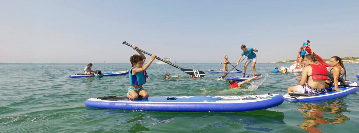 Participantes disfrutando del mar en una jornada de actividades inclusivas con SUPerando