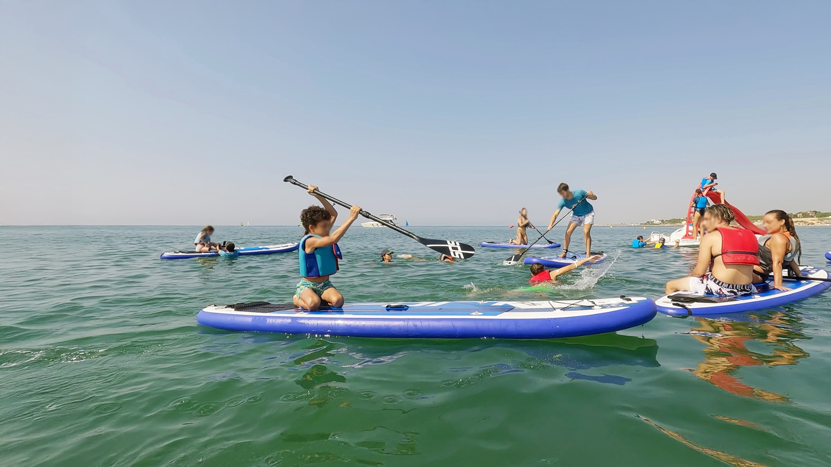 Participantes disfrutando del mar en una jornada de actividades inclusivas con SUPerando