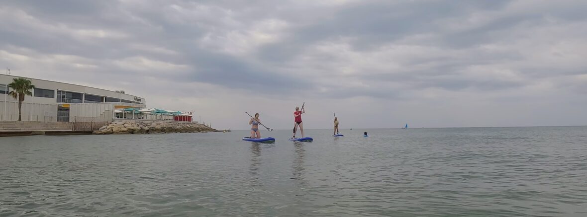 Mujeres con cáncer de mama practicando paddle surf inclusivo en el mar