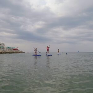 Mujeres con cáncer de mama practicando paddle surf inclusivo en el mar