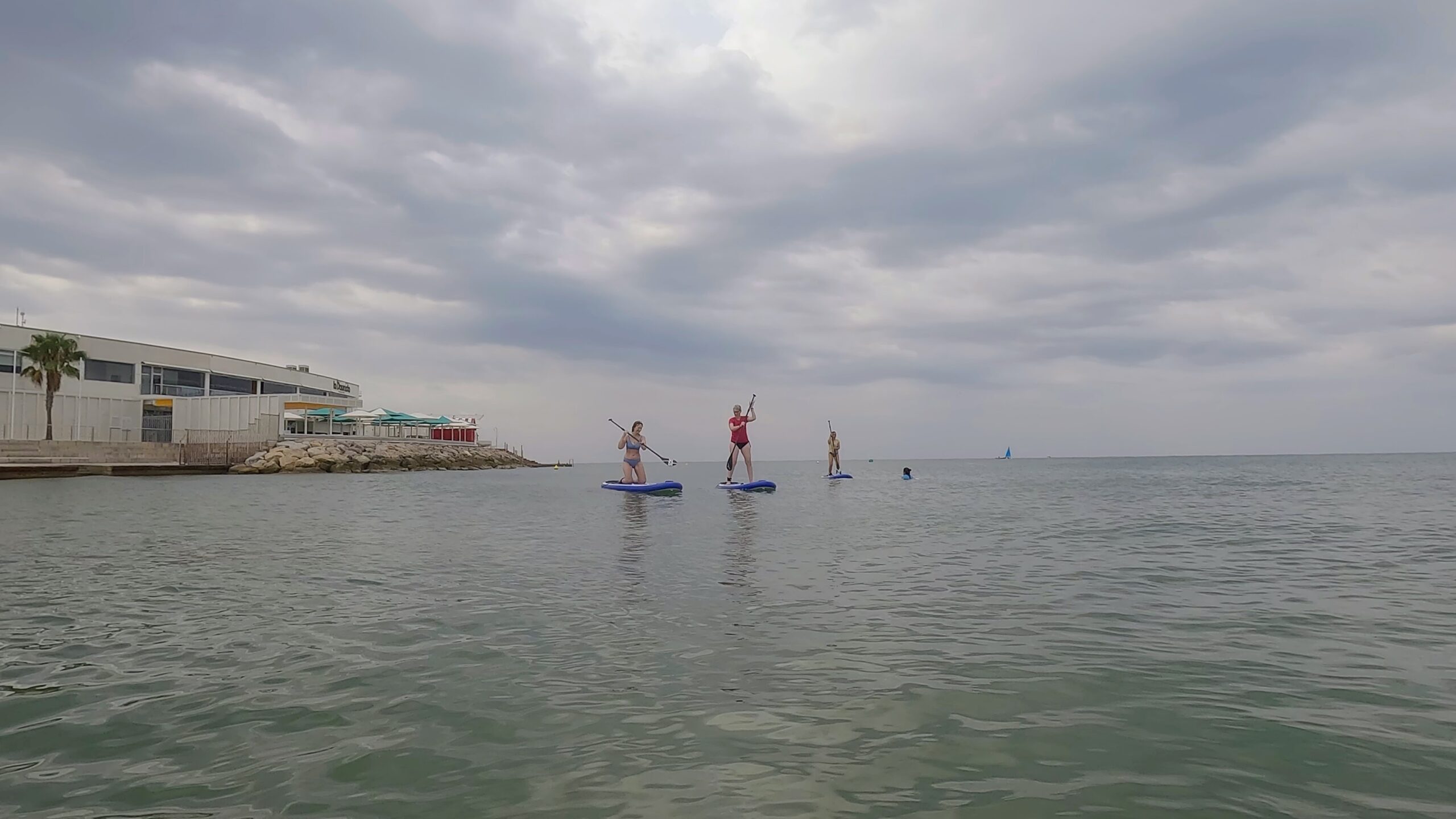 Mujeres con cáncer de mama practicando paddle surf inclusivo en el mar