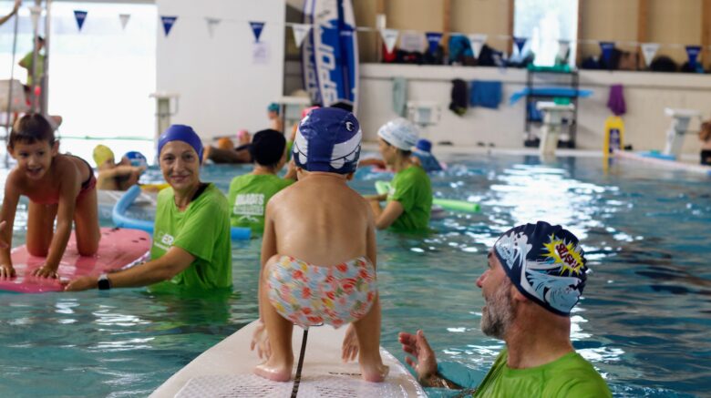 Niños y voluntariado de SUPerando en actividad de paddle surf inclusivo en piscina de Granollers con el proyecto Onades Km.0