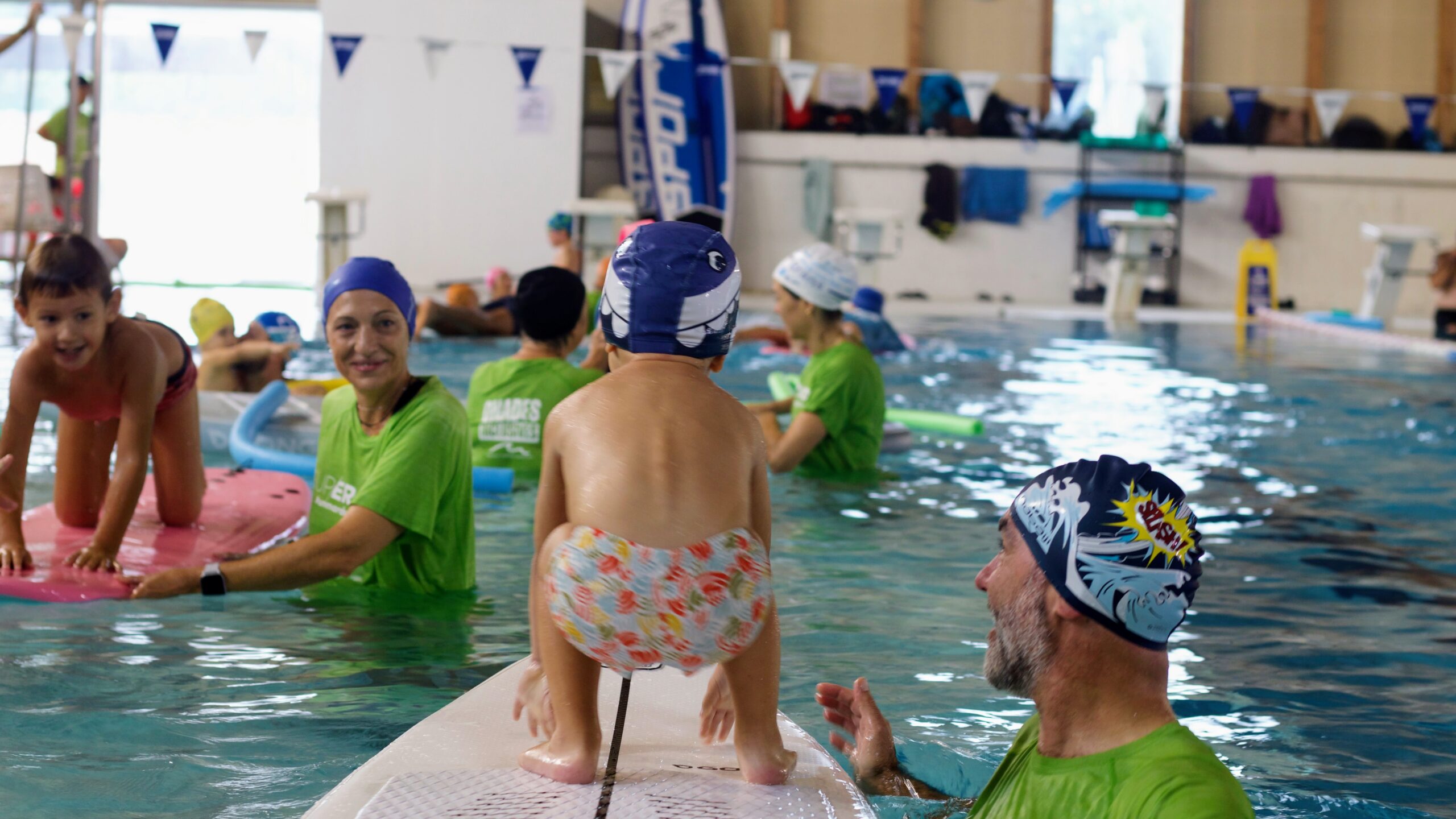 Niños y voluntariado de SUPerando en actividad de paddle surf inclusivo en piscina de Granollers con el proyecto Onades Km.0