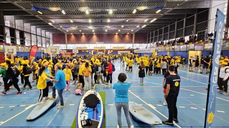 Niños y niñas practicando actividades deportivas inclusivas con SUPerando en el Open Day de la Fundación Cruyff en Barcelona