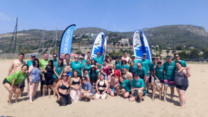 Grupo de participantes y voluntariado corporativo de Almirall junto a Fundación Mas Albornà en jornada inclusiva con SUPerando en Port Ginesta