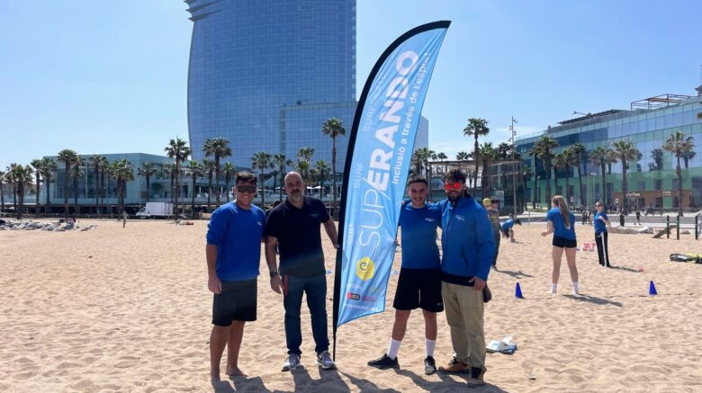 Alumnos del INB y de la Escola Especialitzada La Sagrera participando en proyecto de deporte inclusivo y actividades acuáticas en Barcelona con SUPerando
