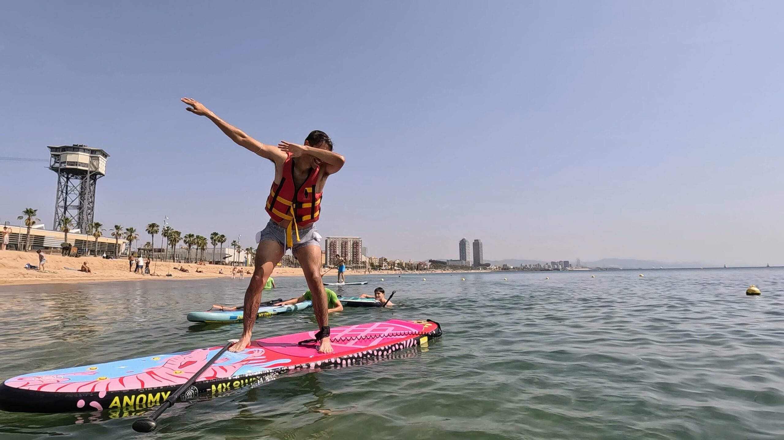 Alumno del programa CIATE de l’Escola Lexia participando en actividad acuática inclusiva de paddle surf en Barcelona junto a SUPerando