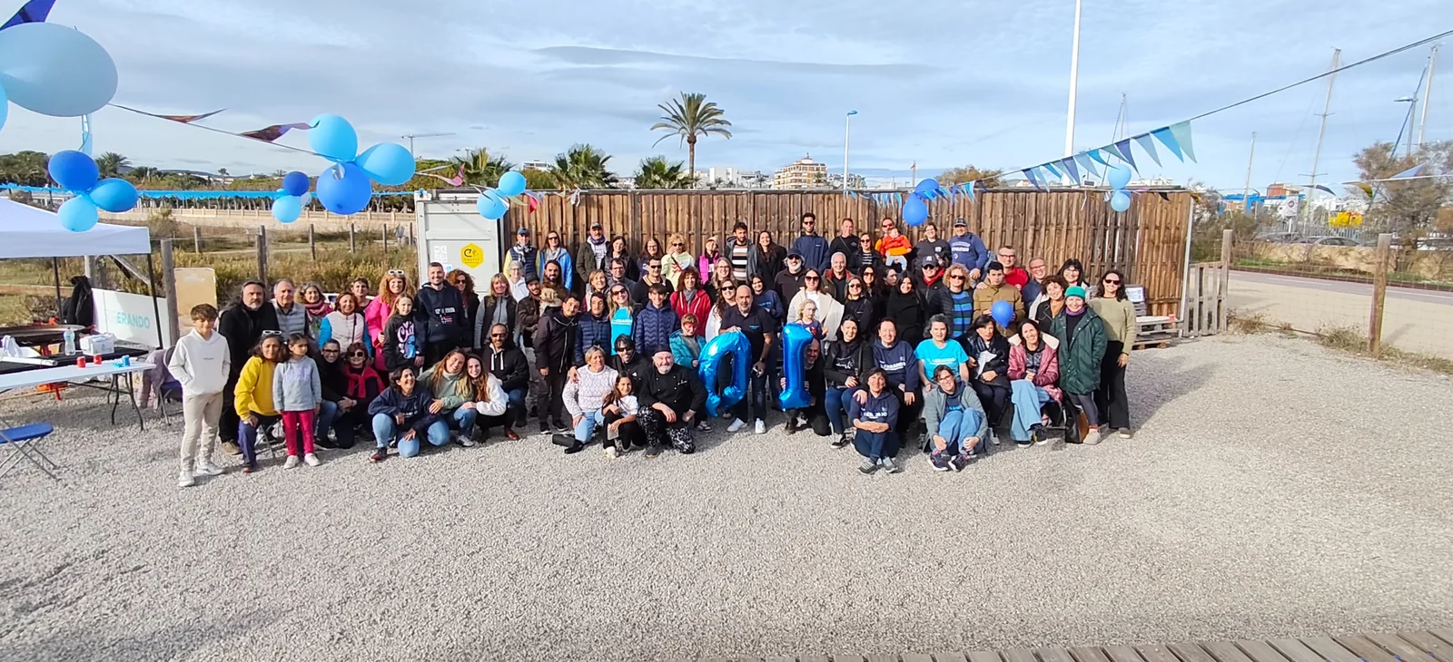 Grupo de personas reunidas en la sede de SUPerando en Vilanova i la Geltrú durante una jornada comunitaria.